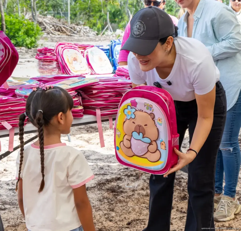 Estefanía Mercado entregó más de mil mochilas para aliviar el gasto del regreso a clases en Playa del Carmen.