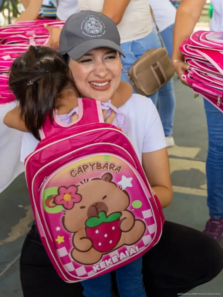 Estefanía Mercado entregó más de mil mochilas para aliviar el gasto del regreso a clases en Playa del Carmen.
