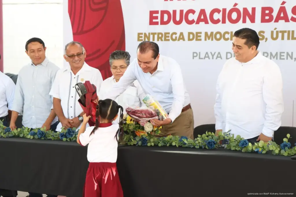 Regresan a clases 60 mil estudiantes en Playa del Carmen con apoyo a las familias