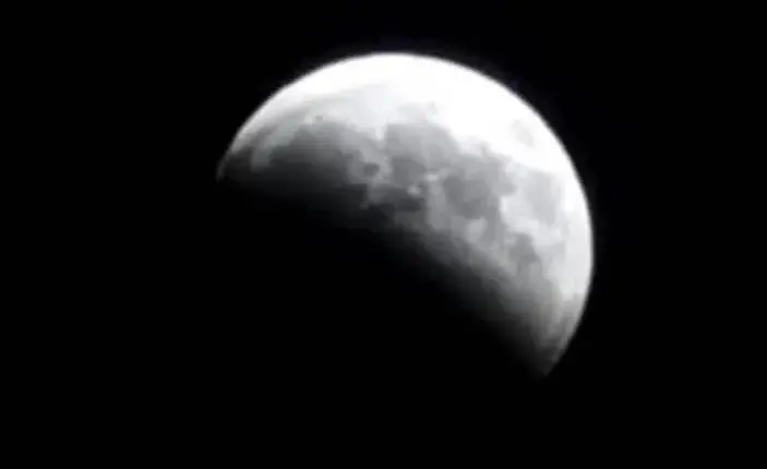 Eclipse lunar parcial ilumina el cielo de Quintana Roo durante la noche del 27 de agosto