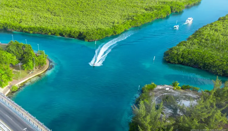 Semarnat frena restaurante proyectado sobre la Laguna Nichupté en Cancún