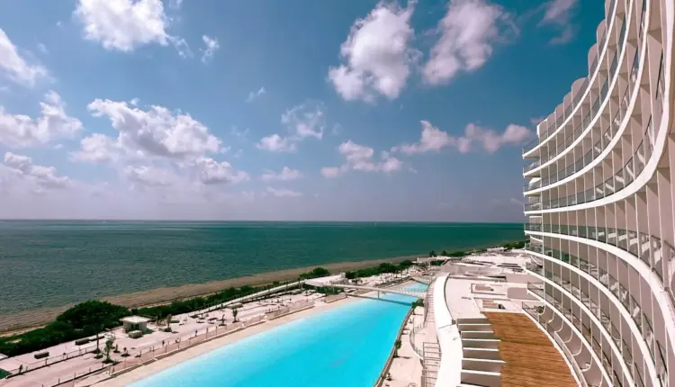 Sargazo amenaza Playa del Carmen mientras Isla Mujeres mantiene playas con menor recale