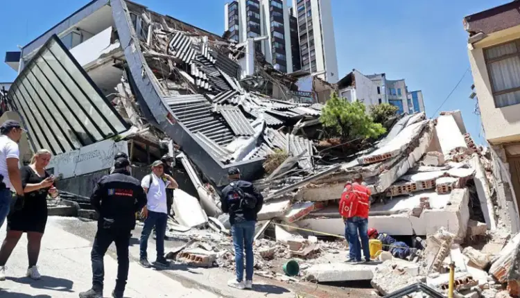 Terremoto de 7.4 en Colombia deja 224 muertos y mantiene labores de rescate