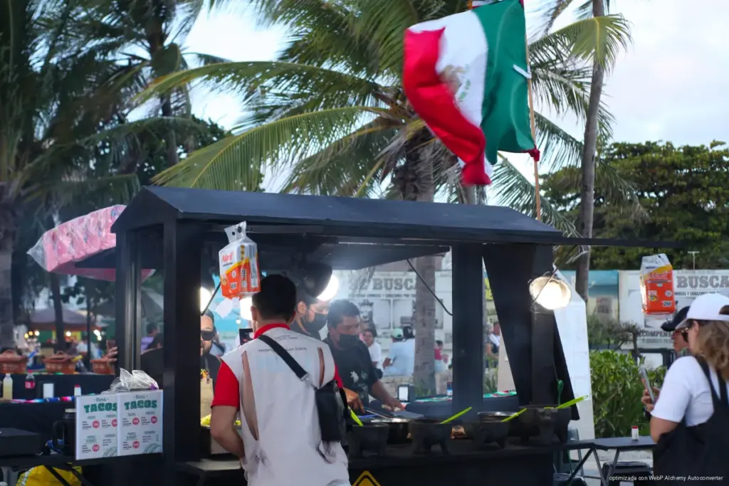 Kermés Semana Patria reúne a 30 expositores y 2 mil personas en Playa del Carmen