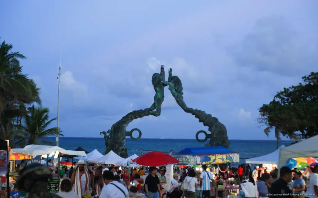 Kermés Semana Patria reúne a 30 expositores y 2 mil personas en Playa del Carmen