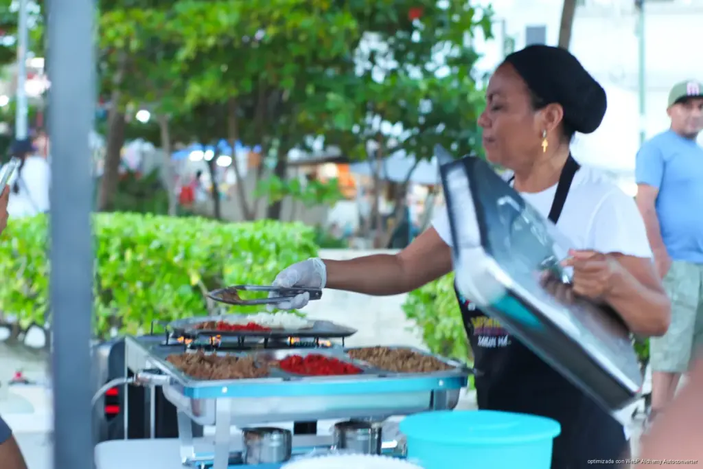 Kermés Semana Patria reúne a 30 expositores y 2 mil personas en Playa del Carmen