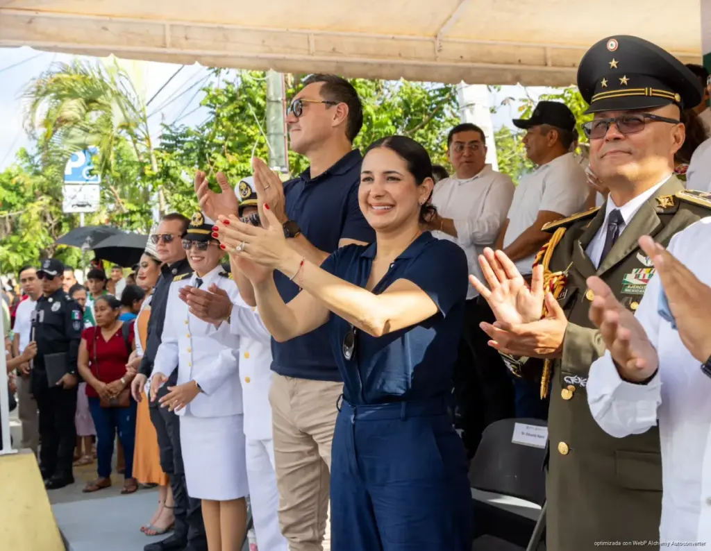 Estefanía Mercado encabeza en Playa del Carmen el desfile por el 216 aniversario de la Independencia de México