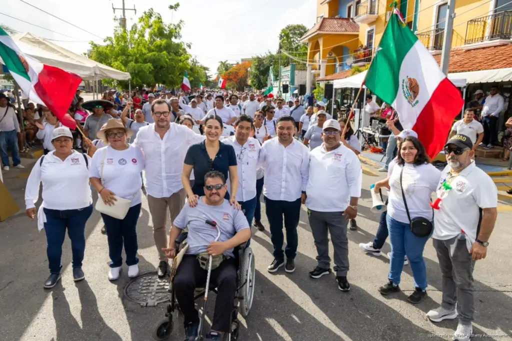 Estefanía Mercado encabeza en Playa del Carmen el desfile por el 216 aniversario de la Independencia de México