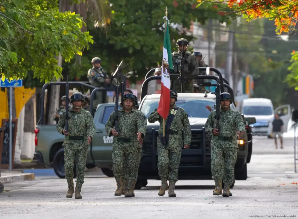 Estefanía Mercado encabeza en Playa del Carmen el desfile por el 216 aniversario de la Independencia de México