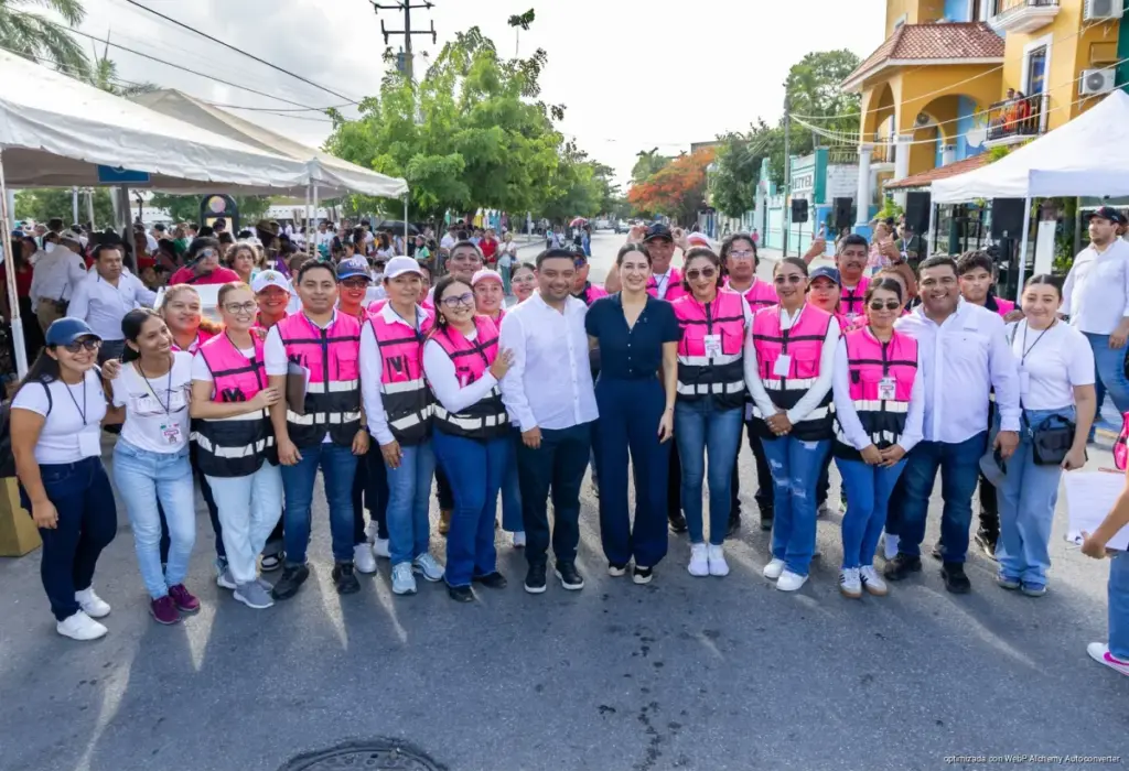 Estefanía Mercado encabeza en Playa del Carmen el desfile por el 216 aniversario de la Independencia de México