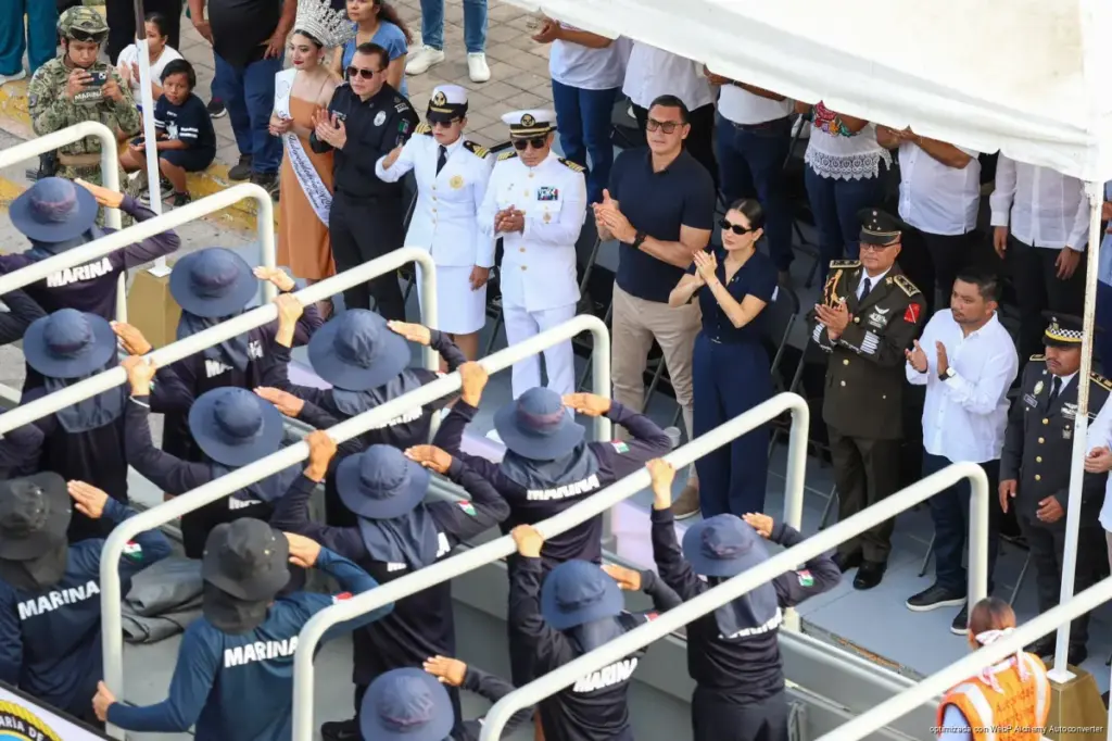 Estefanía Mercado encabeza en Playa del Carmen el desfile por el 216 aniversario de la Independencia de México