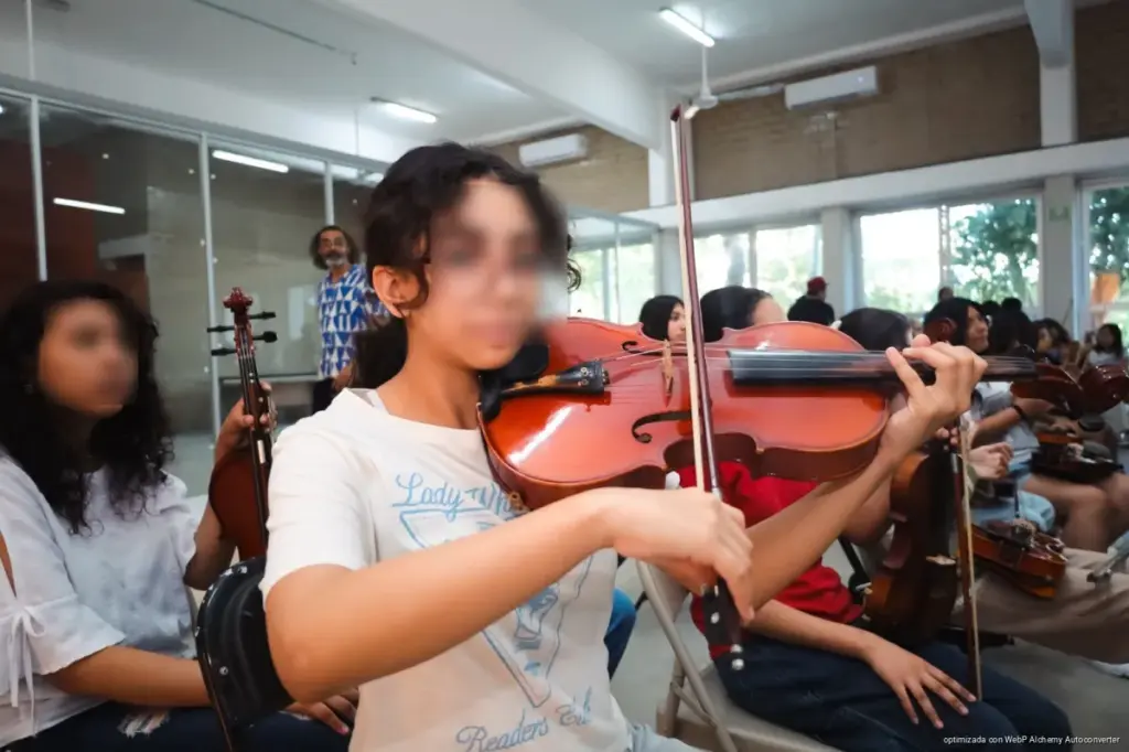 Formación artística impulsa creatividad y confianza de jóvenes en Playa del Carmen