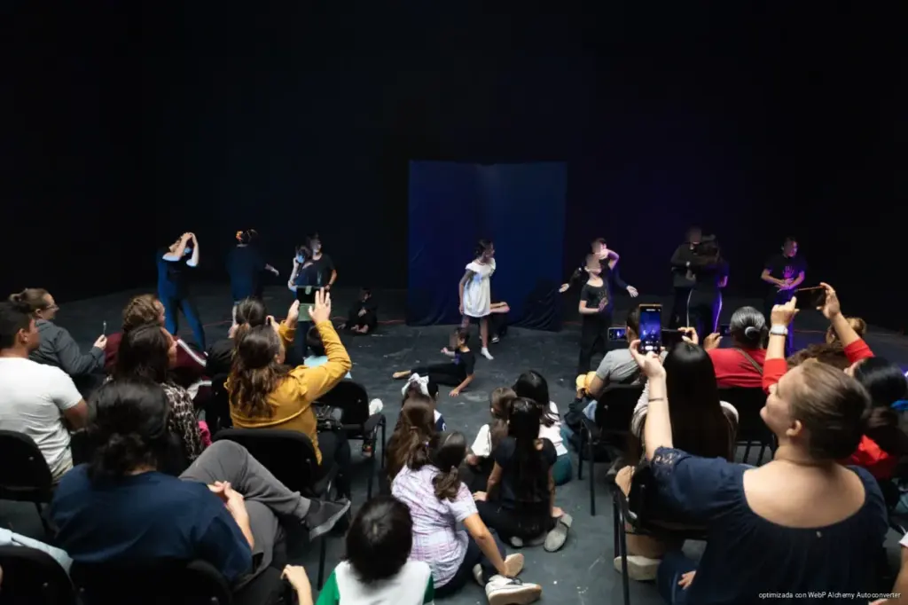 Formación artística impulsa creatividad y confianza de jóvenes en Playa del Carmen