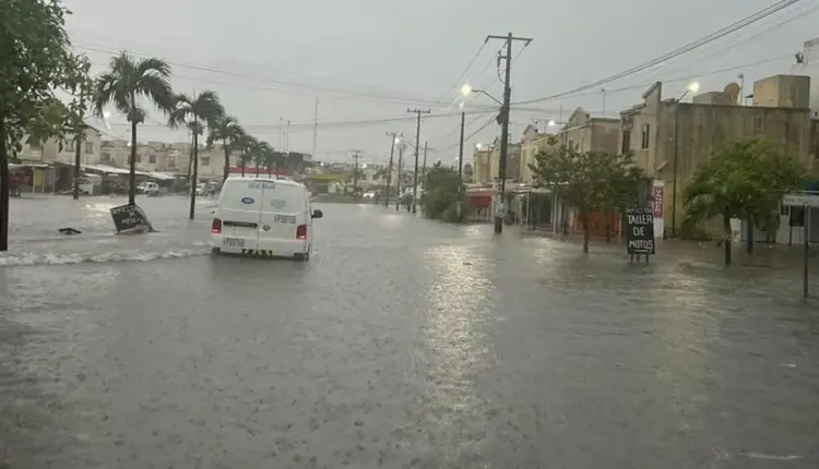 Lluvias vuelven a complicar la movilidad en Cancún