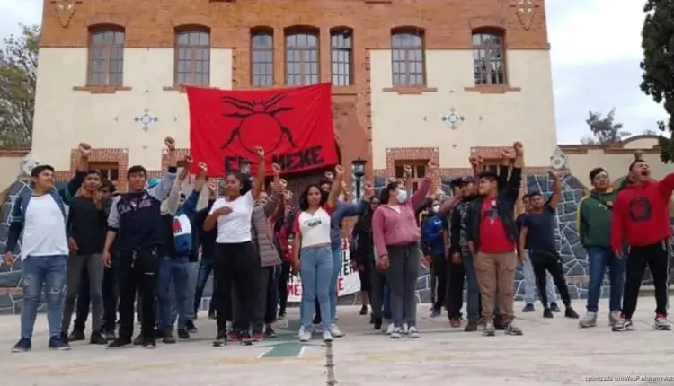 Normalistas de El Mexe irrumpen en evento de Sheinbaum y exigen justicia por compañero