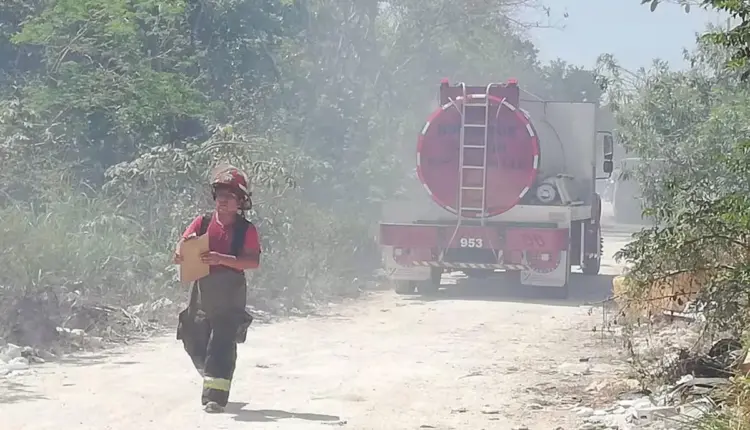 Incendio de pipa moviliza a bomberos en carretera de Tulum