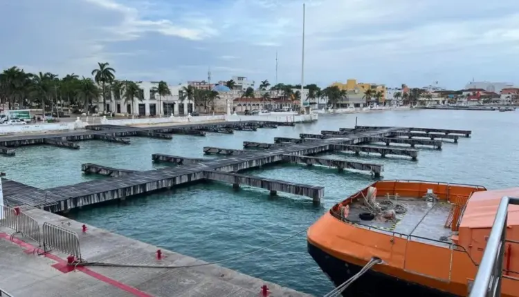 Cierran el puerto de Playa del Carmen a la navegación menor por fuerte oleaje