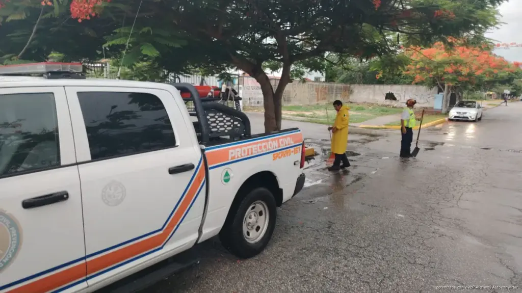 Gobierno de Estefanía Mercado despliega brigadas del Operativo Tormenta, ante las fuertes lluvias en Playa del Carmen