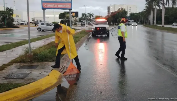 Gobierno de Estefanía Mercado despliega brigadas del Operativo Tormenta, ante las fuertes lluvias en Playa del Carmen