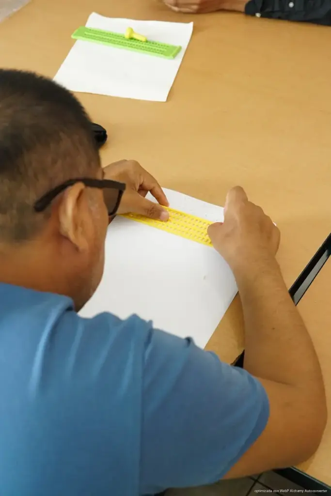Playa del Carmen ofrece talleres gratuitos de Braille y tecnología a personas con discapacidad visual
