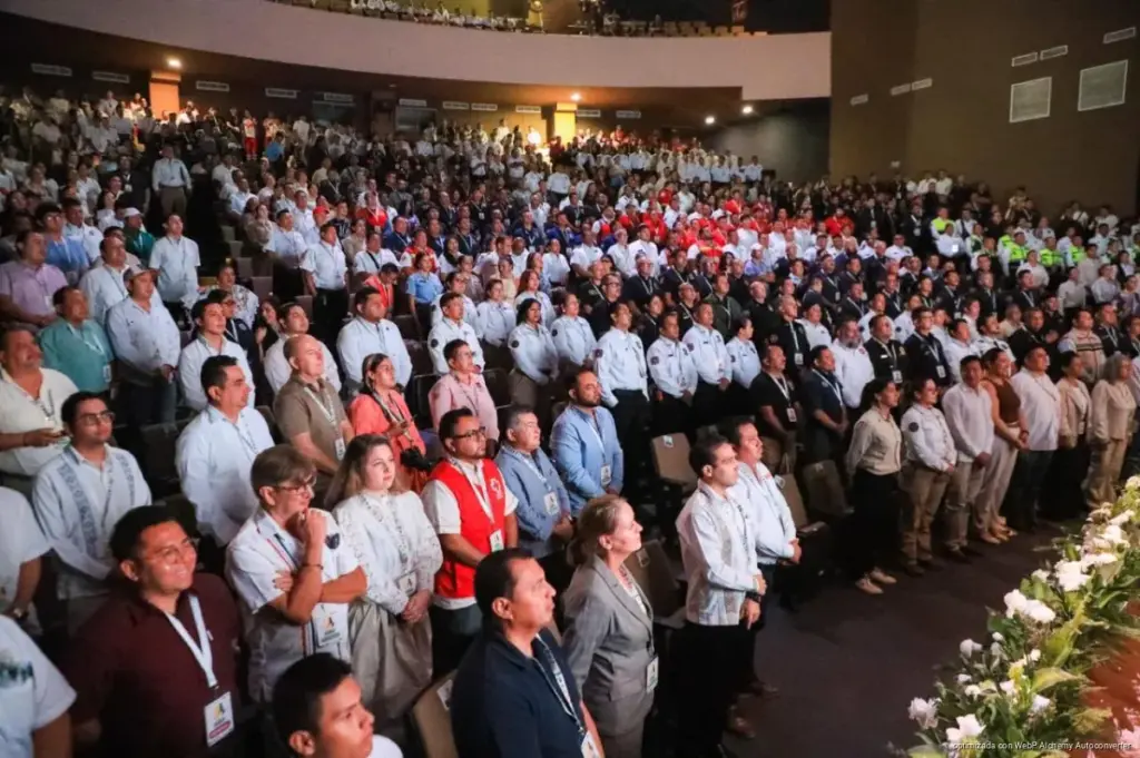 Estefanía Mercado inaugura Segundo Congreso Nacional de Bomberos en Playa del Carmen