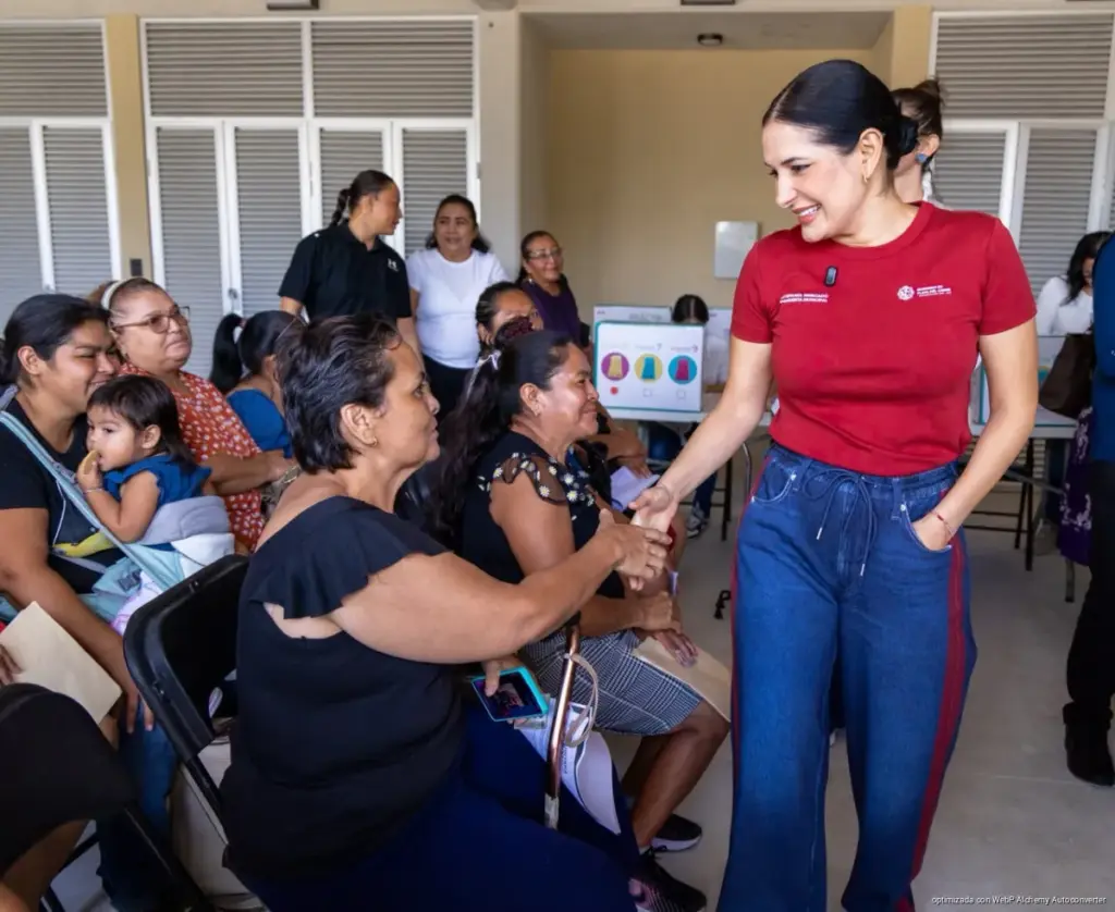 Más de 600 mujeres reciben máquinas de coser para impulsar el autoempleo en Playa del Carmen