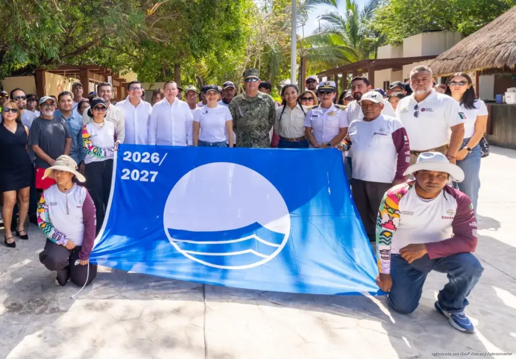 Estefanía Mercado encabeza izamiento Blue Flag en Playa del Carmen