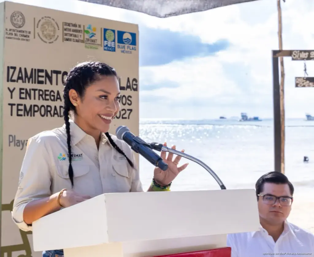 Estefanía Mercado encabeza izamiento Blue Flag en Playa del Carmen
