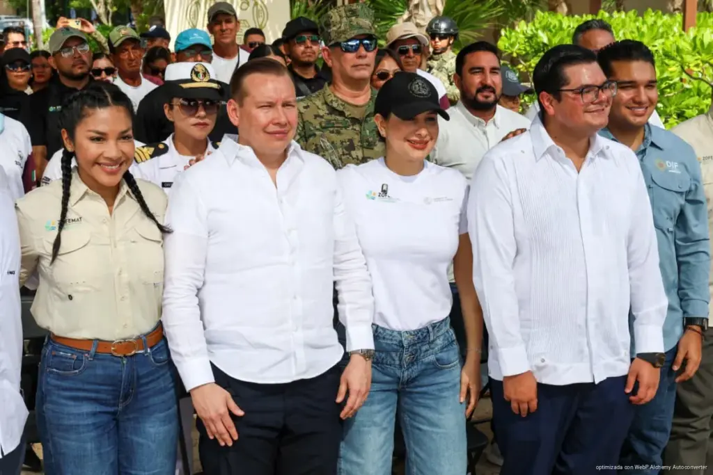 Estefanía Mercado encabeza izamiento Blue Flag en Playa del Carmen
