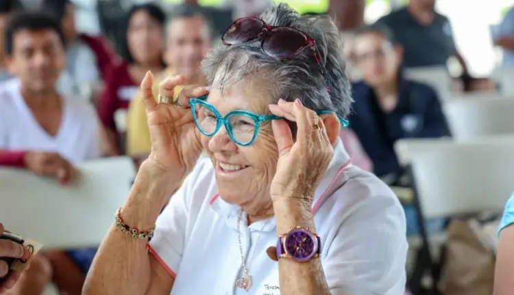 DIF Playa del Carmen entrega lentes a más de 105 personas
