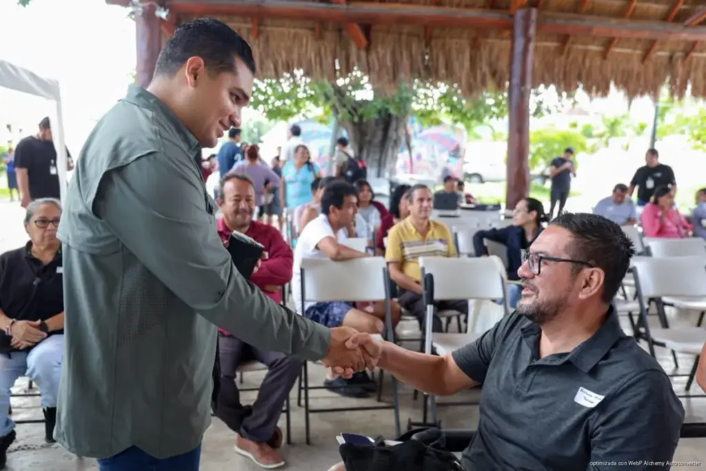 DIF Playa del Carmen entrega lentes a más de 105 personas