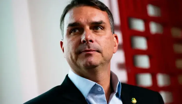 Flávio Bolsonaro deja Brasil rumbo a Estados Unidos tras orden de entregar sus pasaportes