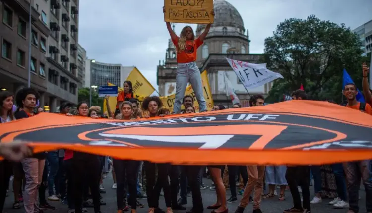 Estudiantes toman el centro de Río de Janeiro en apoyo a Lula y contra Flávio Bolsonaro