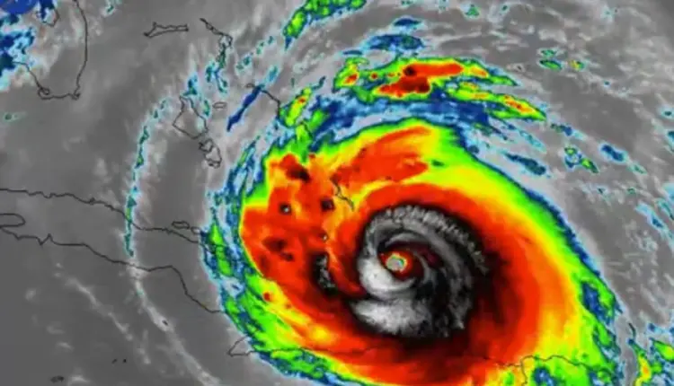Huracán Simón baja a categoría 1 y mantiene lluvias fuertes en el Pacífico mexicano