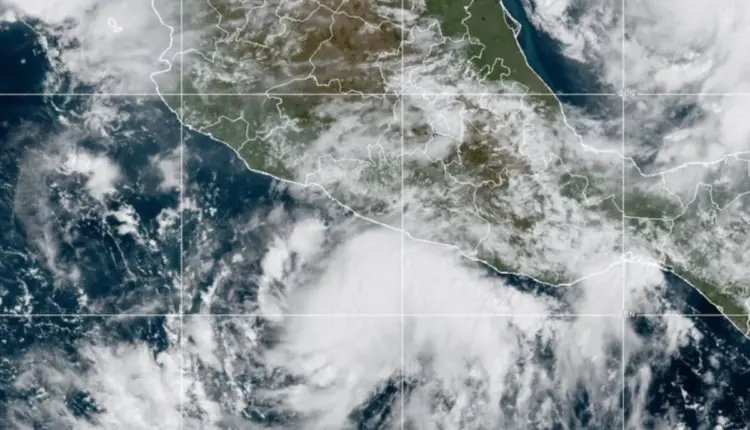 Huracán Simón provoca inundaciones y caos vial en Acapulco