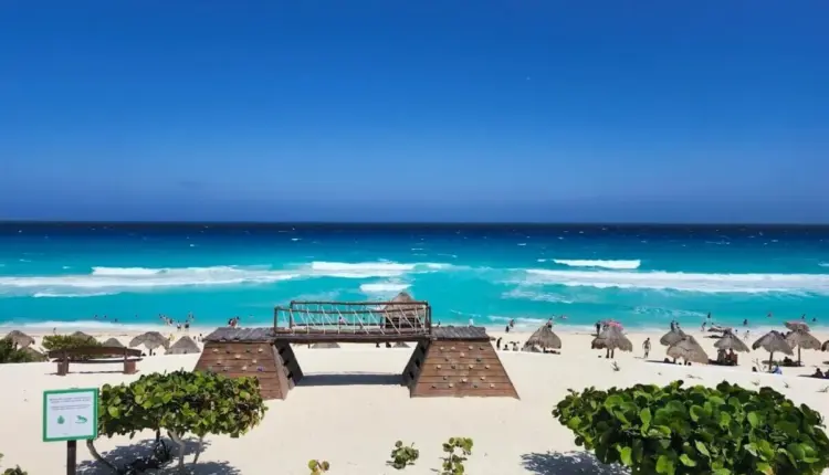 Obras en Playa Delfines generan dudas por cable submarino y protección ambiental