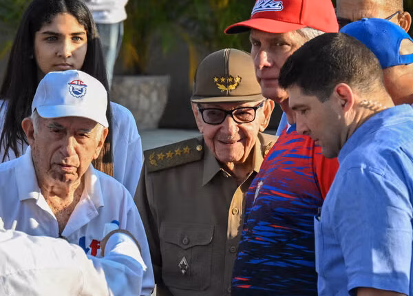 Raúl Castro enfrenta orden de arresto en Florida y Díaz-Canel rechaza la acusación